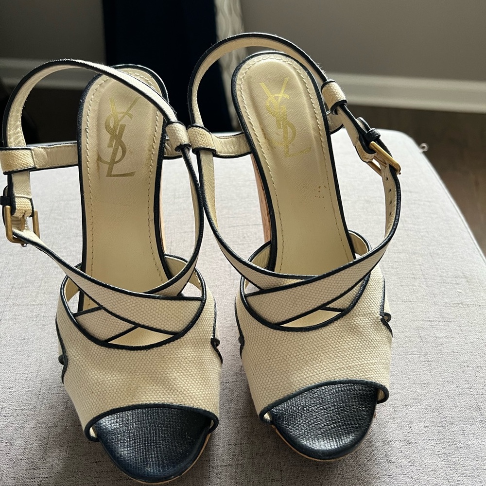 Excellent condition, wore only a few times.. Very comfortable wedges💕💕